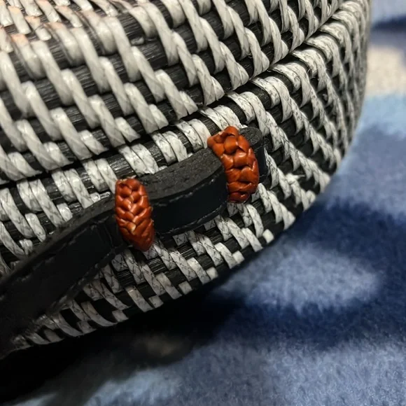 BLACK/WHITE ROUND RATTAN ROUND CROSSBODY BAG - Picture 6 of 7